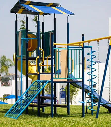 Áreas verdes con juegos infantiles